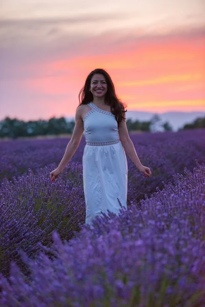 Frauenporträt Lavendelblüten Bei Sonnenuntergang Und Der Nacht — Stockfoto