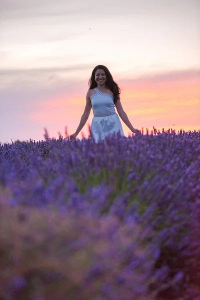 Portret Van Vrouw Lavendel Bloem Fiel Zonsondergang Nacht Tijdig — Stockfoto