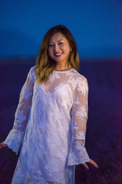 Portret Van Aziatische Vrouw Lavendel Bloem Veld Nacht — Stockfoto