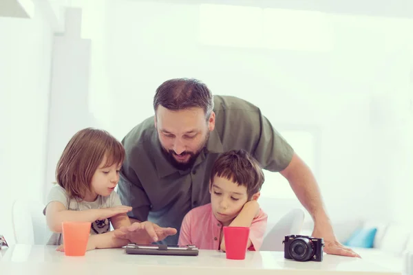 单身父亲在家 有两个孩子在现代家里玩游戏 在平板电脑上上教育课 — 图库照片