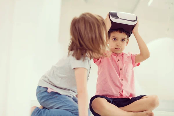 Crianças Felizes Usando Fones Ouvido Realidade Virtual Apontando Para Cima — Fotografia de Stock