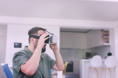 vr gözlük modern evde çalışıyor sakallı yakışıklı hipster adam