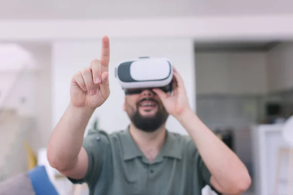 Schöner Hipster Mann Mit Bart Probiert Brille Modernen Zuhause — Stockfoto