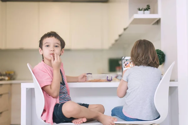 Lindo Hermanito Hermana Casa Descalzo Cocina Divertirse —  Fotos de Stock