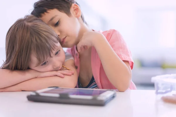 Roztomilý Malý Bratr Sestra Baví Doma Childrends Hraní Her Tabletovém — Stock fotografie