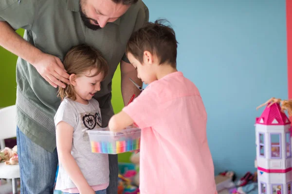 Hermana Hermano Divertirse Jugar Juego Peluquero Casa Con Padre —  Fotos de Stock