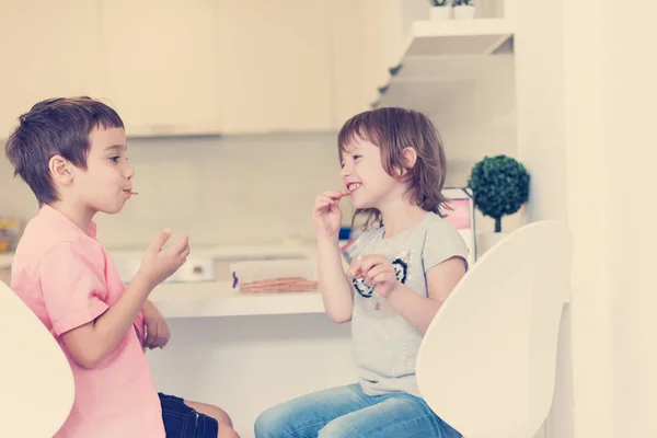 Mignon Petit Frère Soeur Maison Pieds Nus Dans Cuisine Amuser — Photo