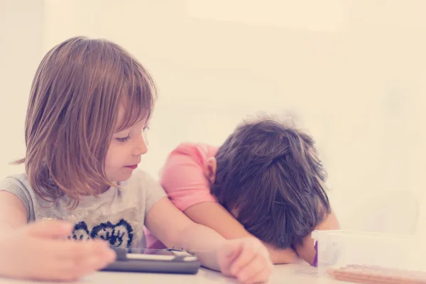 Bonito Irmãozinho Irmã Divertindo Casa Childrends Jogar Jogos Computador Tablet — Fotografia de Stock