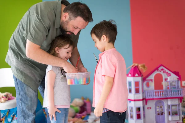 Schwester Und Bruder Havin Spaß Und Spielen Friseur Spiel Hause — Stockfoto