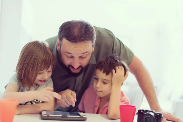 Padre Soltero Casa Con Dos Hijos Jugando Juegos Dando Clases —  Fotos de Stock