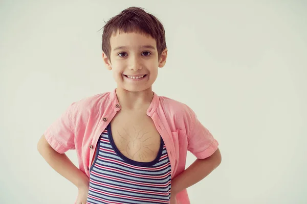 Felice Bambino Guardando Cuore Simbolo Amore Abbozzato Sul Petto Isolato — Foto Stock