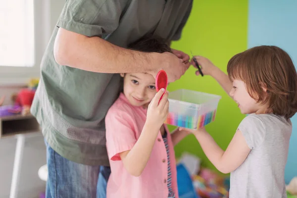 Syster Och Bror Havin Kul Och Leka Frisör Spel Hemma — Stockfoto