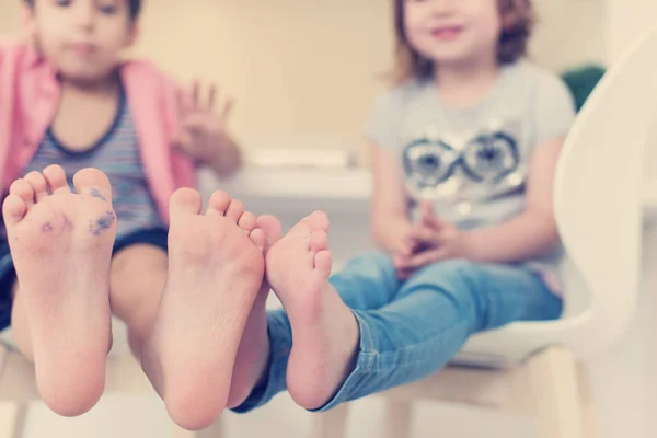 Schattige Kleine Broer Zus Blote Voeten Thuis Keuken Plezier — Stockfoto