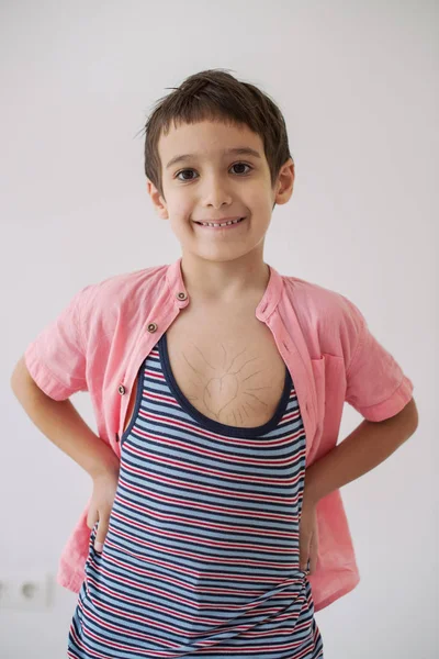 Menino Feliz Olhando Para Coração Símbolo Amor Esboçado Seu Peito — Fotografia de Stock