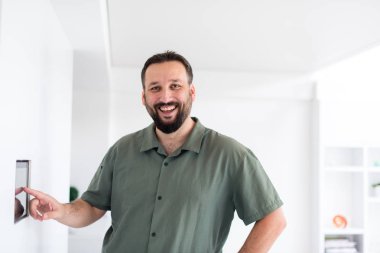 Akıllı ev ve teknoloji kavramı tablet pc bilgisayar entegre evde kapalı duvar'parmak işaret erkek elinde kapat