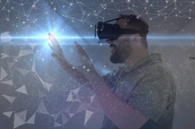 sanal gerçeklik vr gözlük fütüristik neural ağ noktalar grafik tasarım ile modern evde çalışan adam