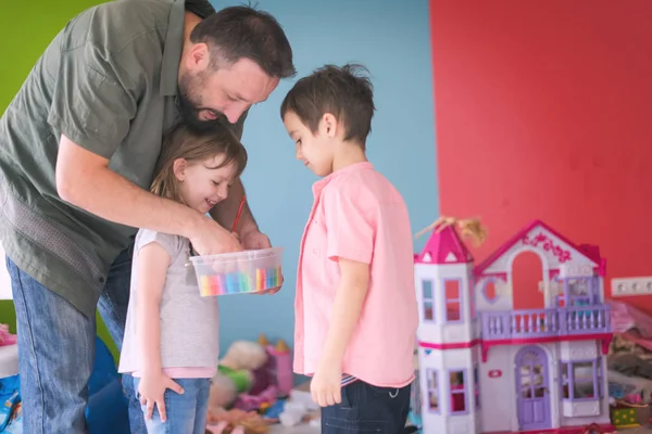 Hermana Hermano Divertirse Jugar Juego Peluquero Casa Con Padre —  Fotos de Stock