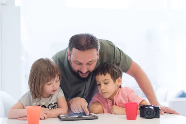 Ensamstående Pappa Hemma Med Två Barn Att Spela Spel Och — Stockfoto