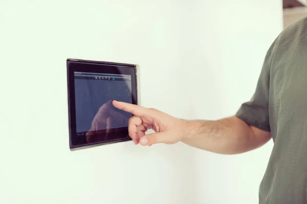 Slimme Huis Technologie Concept Close Van Mannelijke Handen Vinger Tablet — Stockfoto