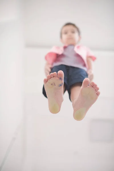 Abajo Bajo Vista Lindo Niño Pie Suelo Vidrio Transparente Cogido — Foto de Stock