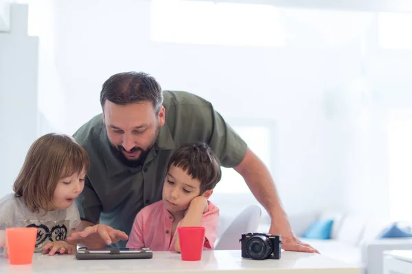 Egyetlen Apa Otthon Két Gyerek Játék Oktatási Órák Tabletta Számítógép — Stock Fotó