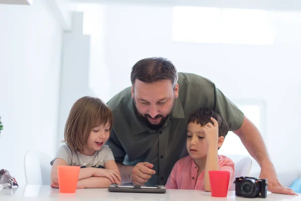 Père Célibataire Maison Avec Deux Enfants Jouant Des Jeux Donnant — Photo