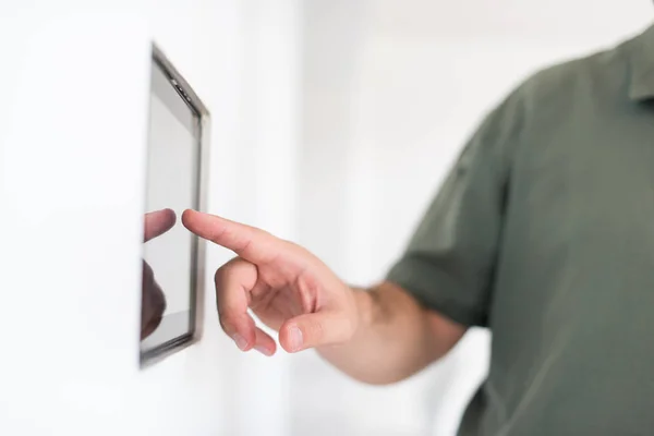 Slimme Huis Technologie Concept Close Van Mannelijke Handen Vinger Tablet — Stockfoto