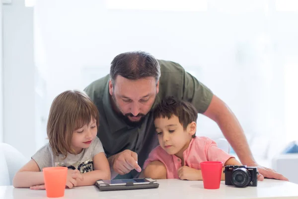 Padre Soltero Casa Con Dos Hijos Jugando Juegos Dando Clases —  Fotos de Stock