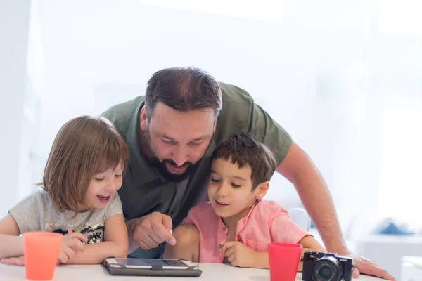 Single Father Home Two Kids Playing Games Giving Education Lessons — Stock Photo, Image