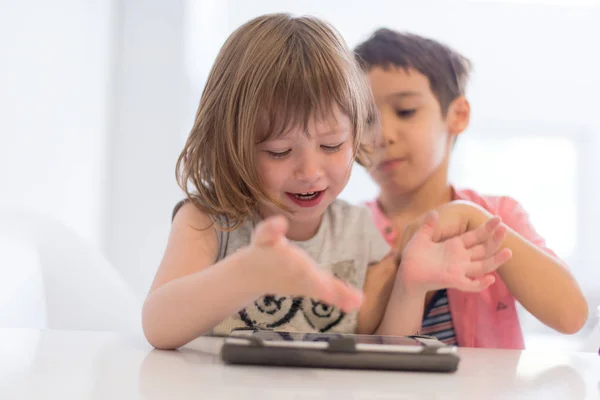 Sevimli Küçük Kardeşim Kız Kardeşi Eğleniyor Evde Tablet Bilgisayarda Oyun — Stok fotoğraf