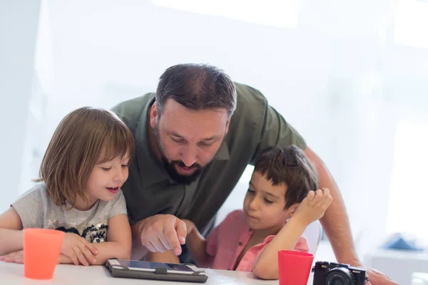 Pai Solteiro Casa Com Dois Filhos Jogando Jogos Dando Aulas — Fotografia de Stock