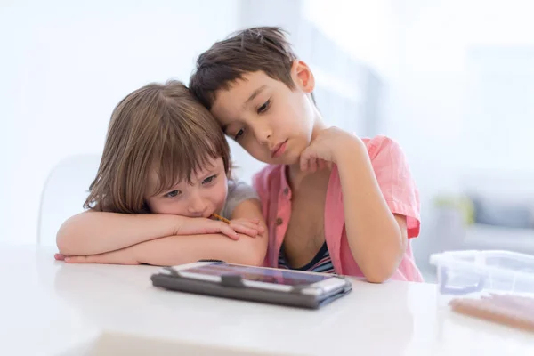 Bonito Irmãozinho Irmã Divertindo Casa Childrends Jogar Jogos Computador Tablet — Fotografia de Stock