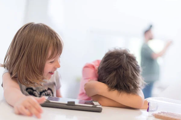 Bonito Irmãozinho Irmã Divertindo Casa Childrends Jogar Jogos Computador Tablet — Fotografia de Stock