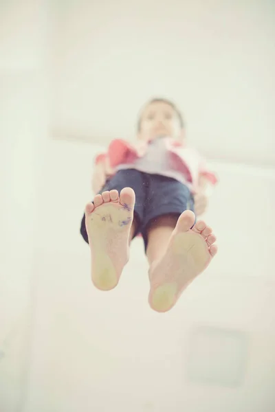 Abajo Bajo Vista Lindo Niño Pie Suelo Vidrio Transparente Cogido — Foto de Stock