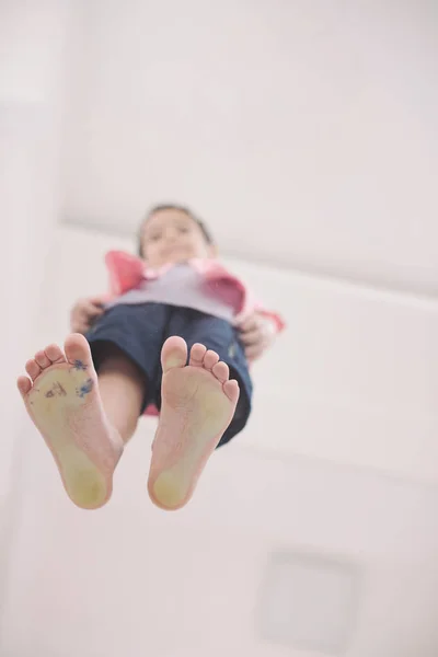 Giù Sotto Vista Bambino Carino Piedi Pavimento Vetro Trasparente Tenendo — Foto Stock