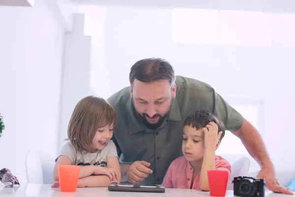 Père Célibataire Maison Avec Deux Enfants Jouant Des Jeux Donnant — Photo