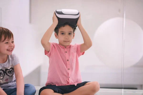Ευτυχής Παιδιά Χρησιμοποιώντας Κάσκες Εικονικής Πραγματικότητας Και Δείχνει Προς Επάνω — Φωτογραφία Αρχείου