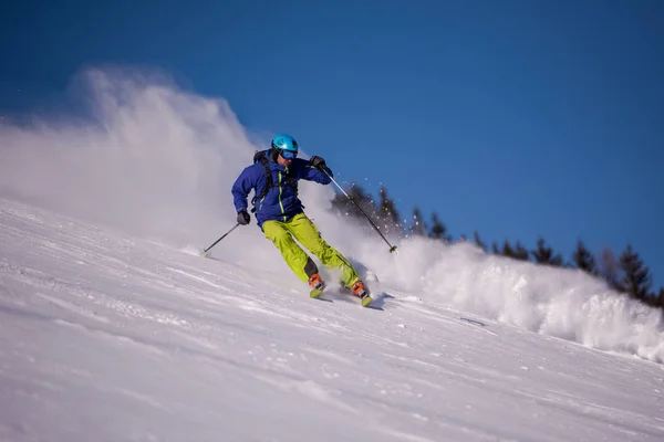 Joven Atleta Freestyle Esquiador Divertirse Mientras Corre Cuesta Abajo Hermoso —  Fotos de Stock