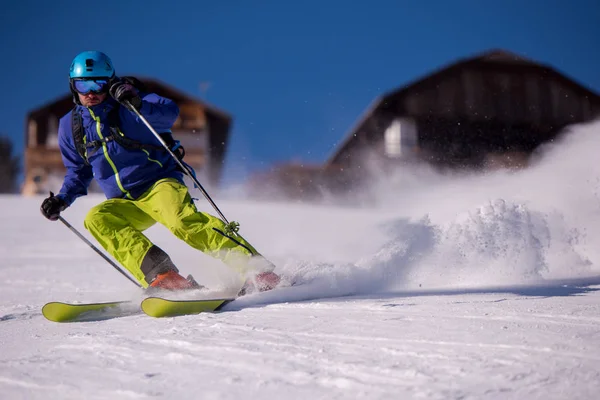 Mladý Sportovec Freestyle Lyžař Baví Při Běhu Kopce Krásné Krajině — Stock fotografie