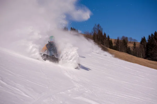 Freestyle Snowboarder Stürzt Beim Carven Den Verschneiten Berg Hinunter Und — Stockfoto