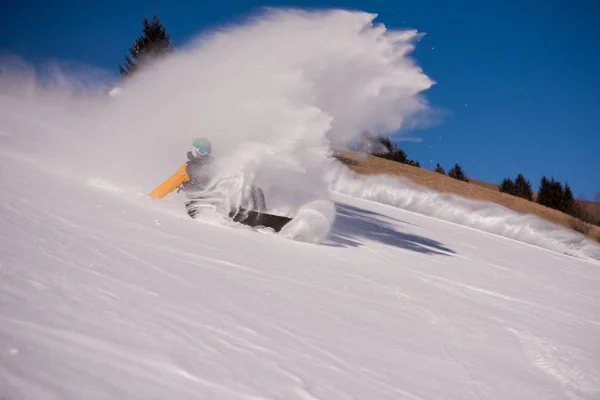 自由式滑雪者在雪山雕刻时撞车 身后留下一片雪花的痕迹 — 图库照片