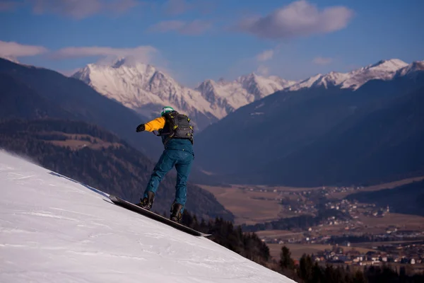 Νέοι Ελεύθερο Snowboarder Τρέχει Προς Κάτω Την Πλαγιά Και Βόλτα — Φωτογραφία Αρχείου