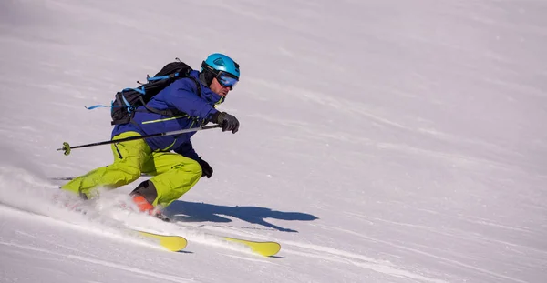 Mladý Sportovec Freestyle Lyžař Baví Při Běhu Kopce Krásné Krajině — Stock fotografie