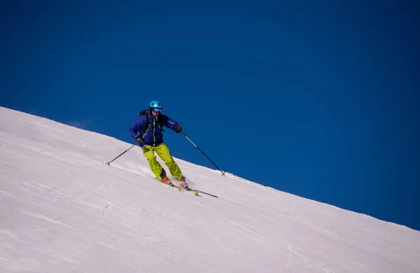 Junge Athletin Freestyle Skirennläuferin Beim Abfahrtslauf Wunderschöner Alpiner Landschaft Bei — Stockfoto