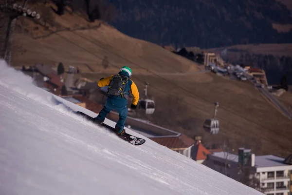 Giovane Snowboarder Freestyle Che Corre Lungo Pendio Cavalca Stile Libero — Foto Stock