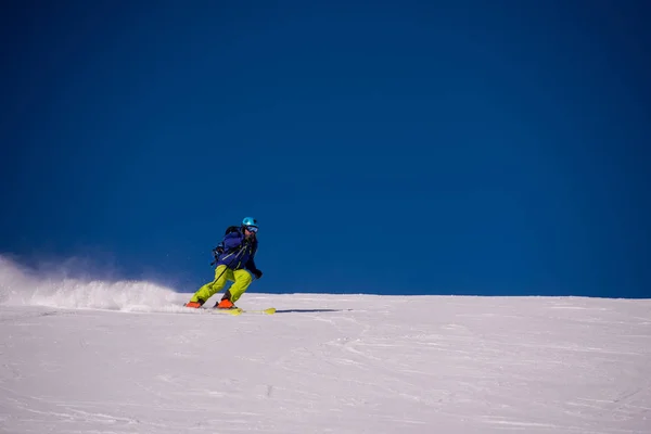 若い選手はフリー スタイル スキーヤーが楽しみながら冬季の晴れた日の美しいアルプスの風景に下り坂の実行 — ストック写真