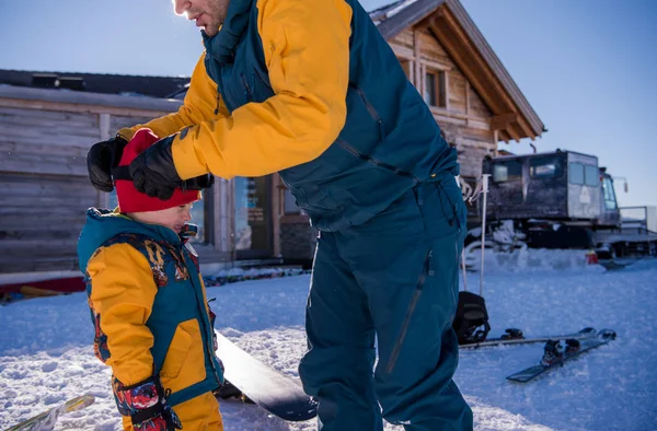 Mladý Šťastný Otec Připravuje Jeho Malého Syna Poprvé Snowboardu Během — Stock fotografie