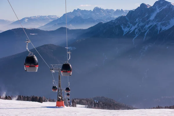 Moderní Gondola Výtah Lyžařském Středisku Slunečného Zimního Dne — Stock fotografie