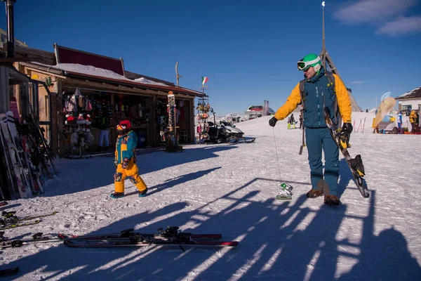 Jovem Pai Feliz Preparando Seu Filho Pela Primeira Vez Snowboard — Fotografia de Stock