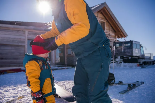 Junger Glücklicher Vater Bereitet Seinen Kleinen Sohn Einem Sonnigen Wintertag — Stockfoto